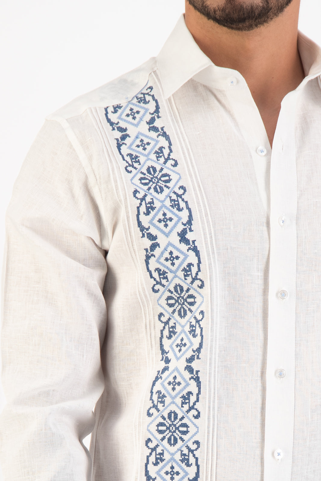 Guayabera San Sebastián Blanca Detalles Azul
