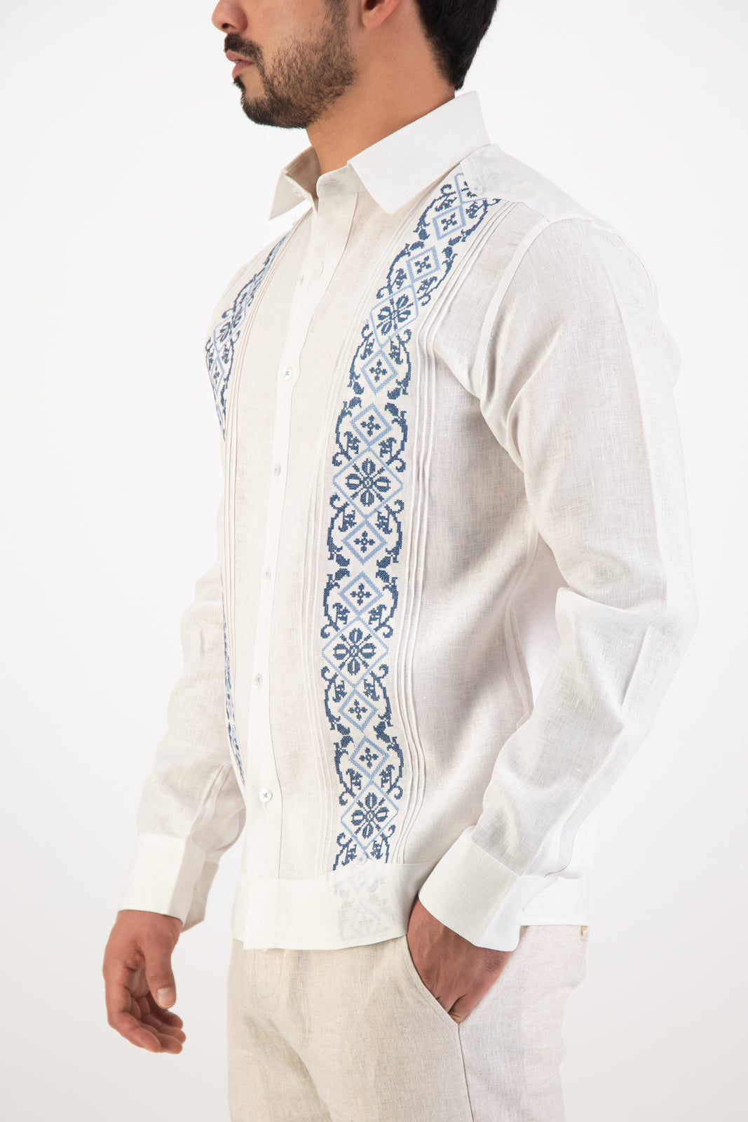 Guayabera San Sebastián Blanca Detalles Azul